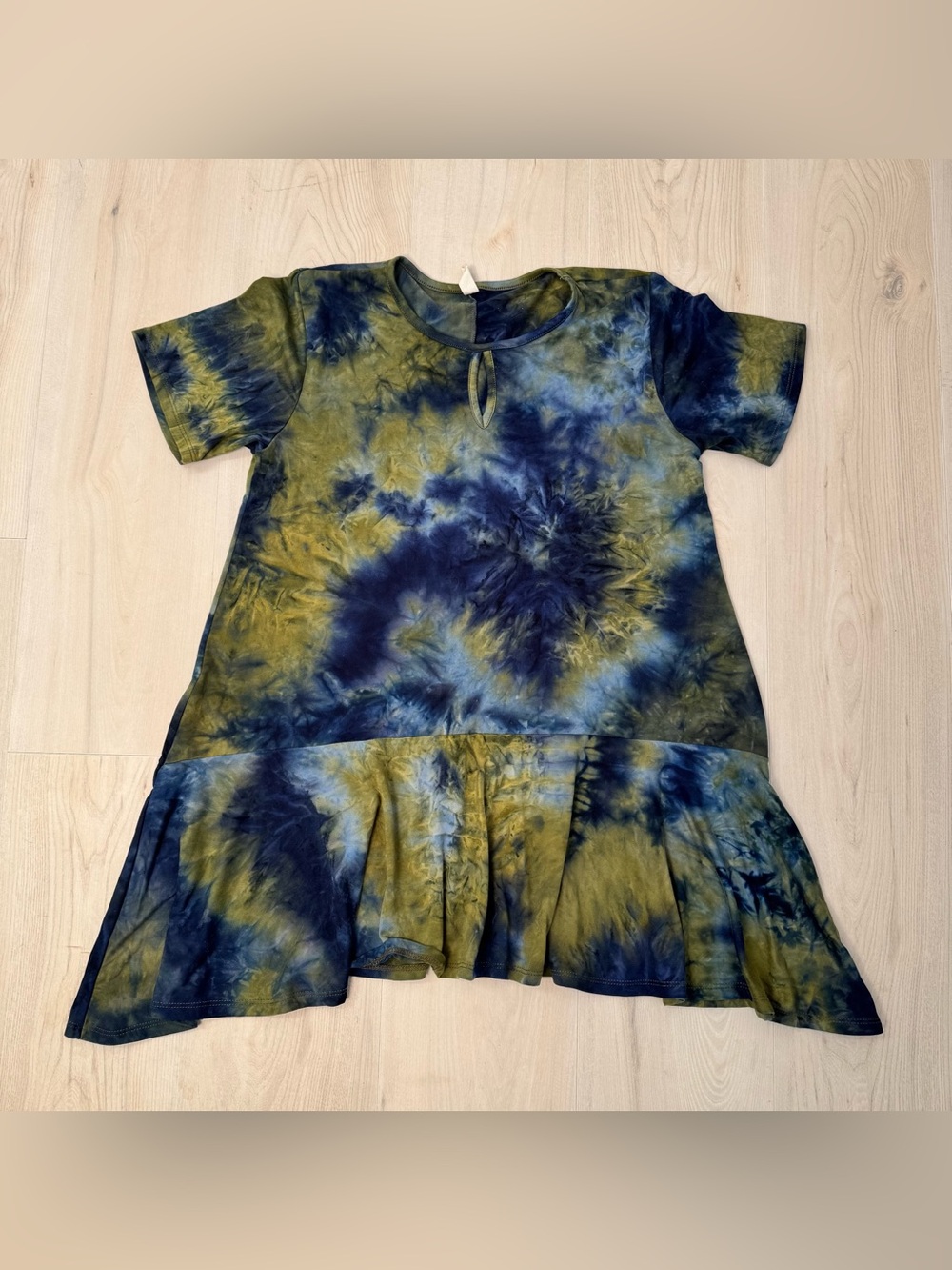 Crepes Tie-Dye Short Sleeve Ruffle Hem Tunic - Blue & Olive womens